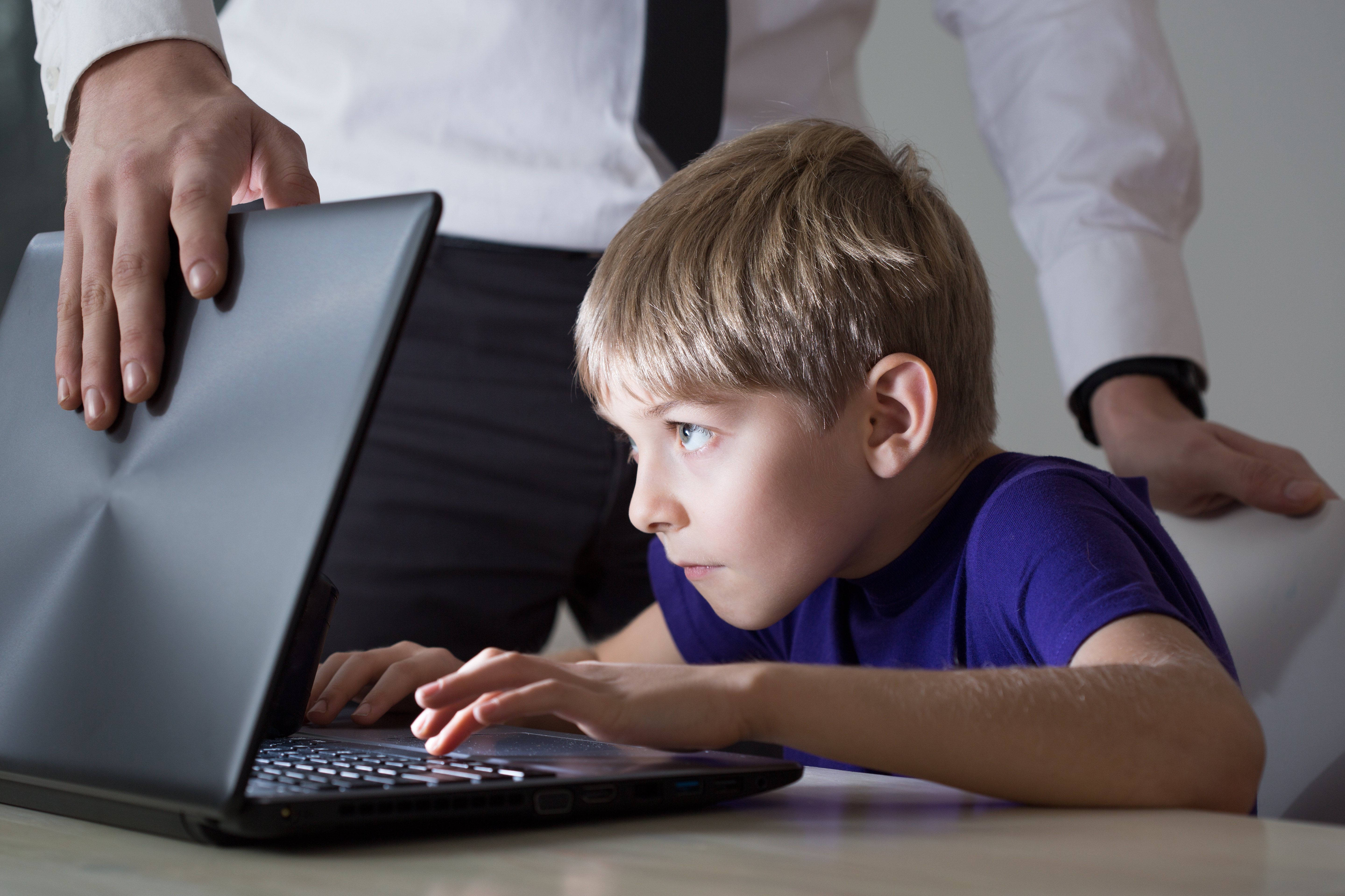Безопасность общения в сети. Компьютер для детей. Ребенок за компьютером. Компьютерная зависимость. Детям об интернете.