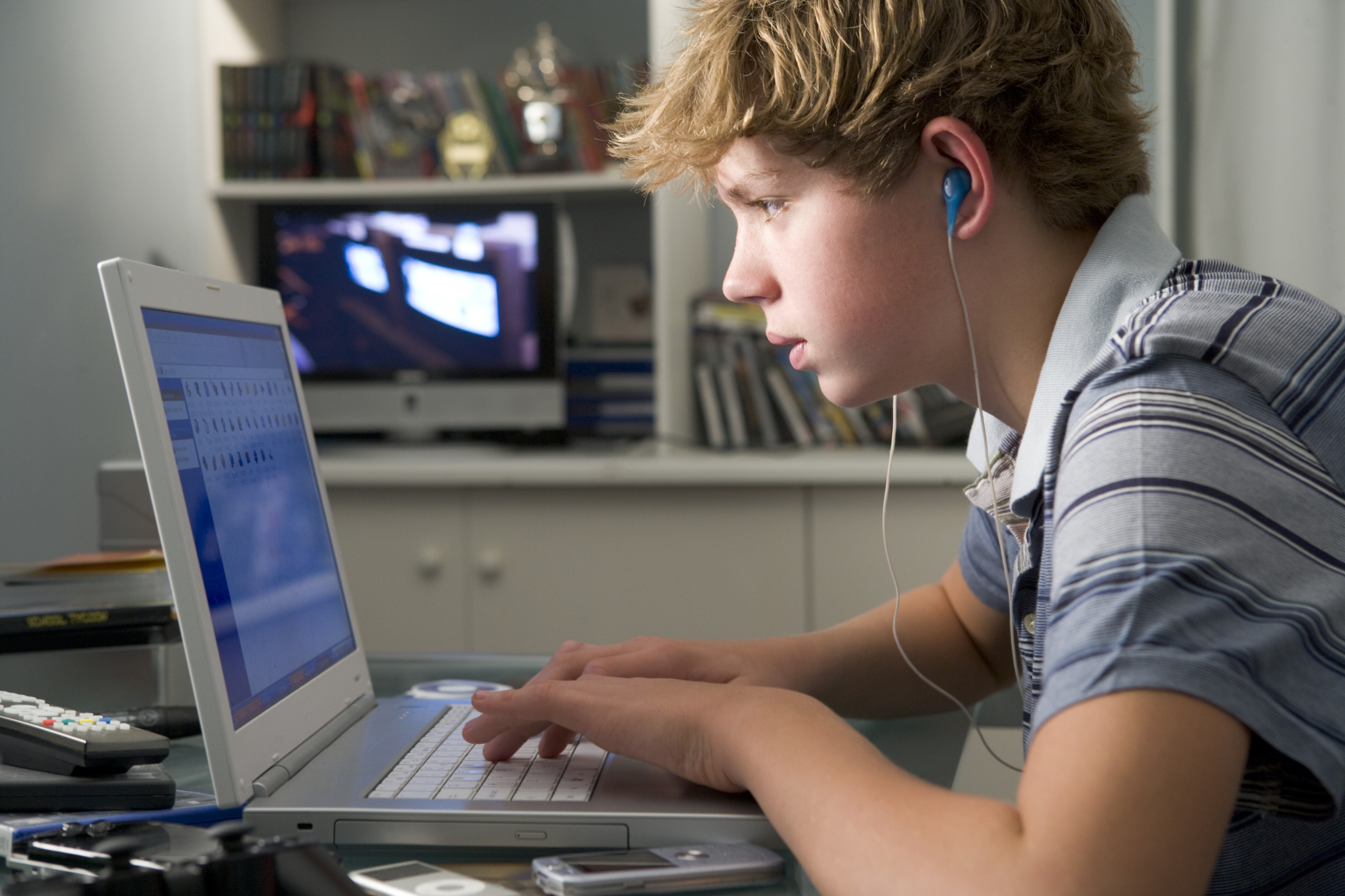 Компьютерные игры сыну. Подросток за компьютером. Подросток и компьютер. Подросток играющий в компьютер. Подросток и компьютерная зависимость.